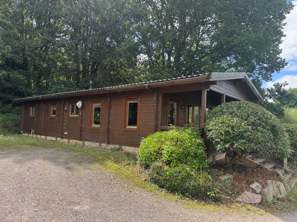 Lot: 71 - FREEHOLD TEN ACRE SITE WITH LAKES AND LODGES - kingfisher Lodge side